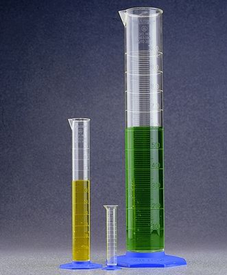 plastic graduated cylinder